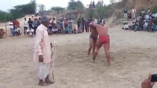 पिनाहट ब्लाक के गांव पलोखरा में बीहड बाले हनुमान जी पर किया गया विशाल दंगल का आयोजन , आखिरी कुश्ती बराबरी पर छूटी 