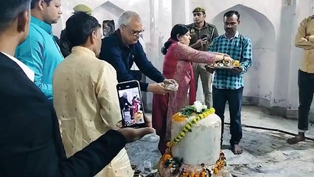 महाशिवरात्रि पर सरावन पहुंचे जिला जज पत्नी सहित भूरेश्वर महादेव का किया पूजन अर्चन 