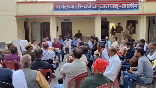 कोंच,त्योहारों को लेकर शांति समिति की बैठक:एसडीएम-सीओ ने धर्मगुरुओं से की चर्चा, परंपरागत तरीके से मनाने की अपील