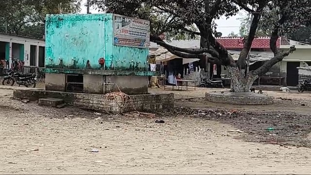 बाराबंकी जिले के सुरसंडा कस्बे में स्वच्छता व्यवस्था पूरी तरह से चरमरा गई है। पूरे गांव में सिर्फ एक महिला सफाईकर्मी 