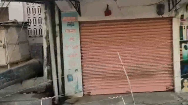 देगलूर मध्ये चाळीस फुटाचे झाड अचानक विदयुत तारेवर पडले तार तुटुन रस्तावर पडले सुदैवाने जिवित हानी झाली नाही