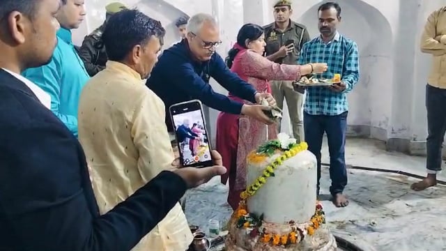 महाशिवरात्रि पर सरावन पहुंचे जिला जज पत्नी सहित भूरेश्वर महादेव का किया पूजन अर्चन 