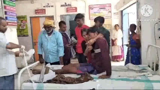 बाइक और ई रिक्शा की टक्कर में ई रिक्शा पलटने से चालक गंभीर रूप से जख्मी।