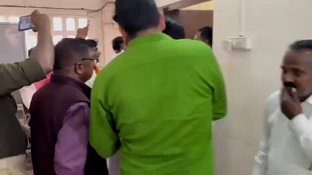 अंबेडकर नगर में प्रशासनिक अराजकता!
नगर पंचायत अध्यक्ष की दबंगई, DM की निष्क्रियता—लोकतंत्र पर खतरा!
अशरफपुर किछौछा नगर पंचायत में भ्रष्टाचार चरम पर! नगर पंचायत अध्यक्ष खुलेआम अधिशासी अधिकारियों पर फर्जी कामों का दबाव बना रहा है। मना करने पर धमकी, दुर्व्यवहार और मानसिक उत्पीड़न कर रहा है।