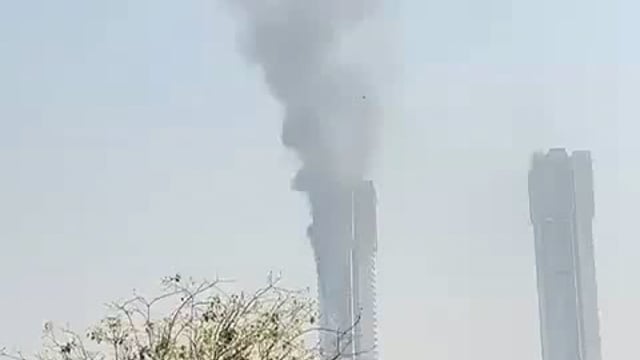 मुंबई: भायखला इलाके में स्थित एक बहुमंजिला इमारत की 42वीं मंजिल पर आग#axident