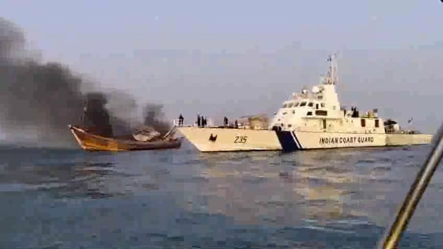 मुंबई: अलीबाग के पास समुद्र में एक नाव में अचानक आग लग गई।#axident