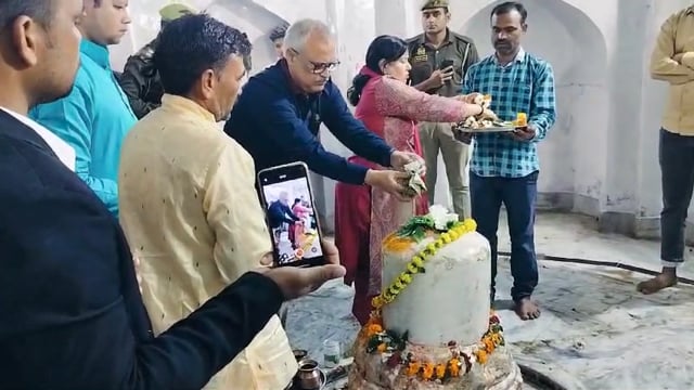 महाशिवरात्रि पर सरावन पहुंचे जिला जज पत्नी सहित भूरेश्वर महादेव का किया पूजन अर्चन 