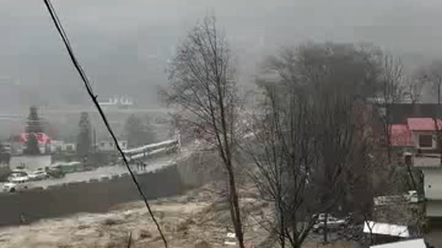 शिमला/कुल्लू: हिमाचल प्रदेश के कई इलाकों में बीते 48 घंटे से लगातार बर्फबारी और बारिश जारी#