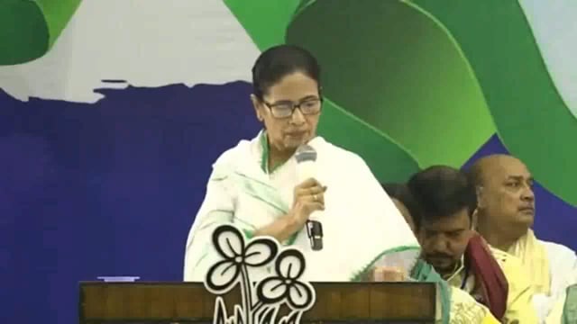 कोलकाता: पश्चिम बंगाल की मुख्यमंत्री ममता बनर्जी ने भाजपा पर गंभीर आरोप लगाते हुए कहा, "चुनाव आयोग के आशीर्वाद से भाजपा बंगाल मतदाता सूची में हेरफेर कर रही है।"#politics