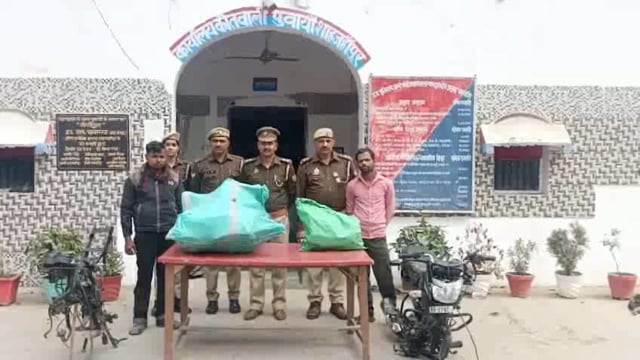 चोरी की दो मोटरसाईकिल सहित दो चोरो को राधा विहार कालोनी स्थित राधाकृष्ण मन्दिर के सामने एक मकान मे मोटर साईकिले काट रहे 