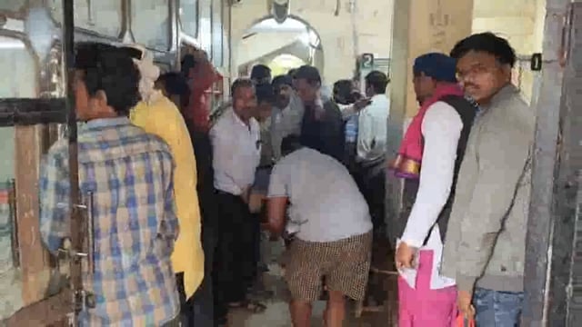 कोंच,लापरवाही से मोटर साइकिल चलाते हुए मार दी जोरदार टक्कर