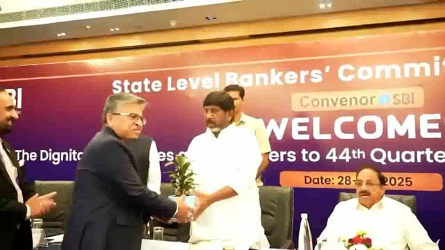 हैदराबाद: तेलंगाना के डिप्टी सीएम भट्टी विक्रमार्क मल्लू ने त्रैमासिक समीक्षा बैठक में भाग लिया #politics