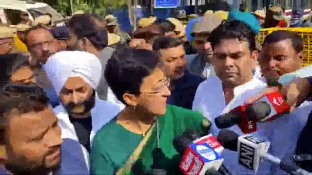 नई दिल्ली – आम आदमी पार्टी (AAP) के विधायकों को एक बार फिर दिल्ली विधानसभा के बाहर रोक दिया#politics