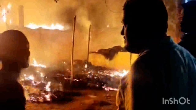 BANKA: बौंसी प्रखंड अन्तर्गत ब्लॉक मोड़ के पास शनिवार रात्री करीब 12 बजे चाय दुकान मे लगी भीषण आग। कड़ी मसक्कत के बाद आग पर काबू पाया गया। स्थानीय लोगों के सहयोग से एवं दमकल की भी मदद से आग पर काबू पाया गया मौके पर दमकल भी पहुंचा।