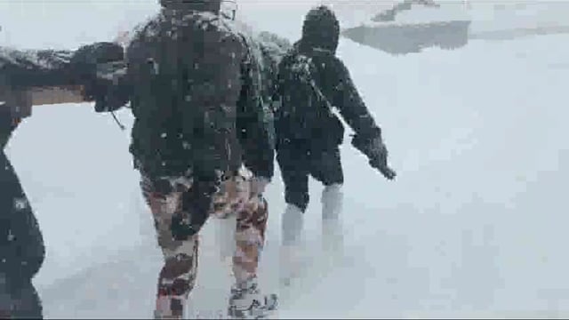 उत्तराखंड: चमोली जिले के माणा गांव के पास आए एक भीषण हिमस्खलन (एवलांच) के कारण सीमा सड़क संगठन (बीआरओ) के 57 मजदूर फंस गए हैं। अब तक 16 मजदूरों को सुरक्षित बाहर निकाला गया