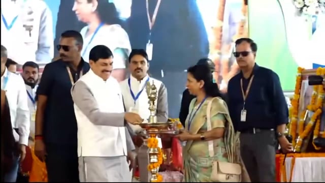 मुख्यमंत्री डॉ. मोहन यादव ने बालाघाट में आयोजित 'किसान सम्मेलन' में विभिन्न विकास कार्यों का भूमिपूजन और लोकार्पण किया। इस कार्यक्रम के दौरान, उन्होंने दिव्यांगजनों को सहायक उपकरण वितरित करने के लिए एक कार्यक्रम का शुभारंभ भी दीप प्रज्ज्वलित करके किया।
मुख्यमंत्री ने इस अवसर पर कन्या पूजन भी किया और महापुरुषों के चित्र पर पुष्पांजलि अर्पित कर उन्हें नमन किया#politics