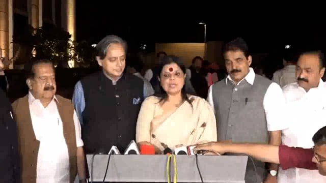 कांग्रेस नेता दीपा दासमुंशी ने बताया कि आगामी केरल चुनाव पर चर्चा के लिए वरिष्ठ कांग्रेस नेताओं के नेतृत्व में एक महत्वपूर्ण बैठक हुई। इस बैठक में चुनावों के लिए कांग्रेस की रणनीति और रोडमैप की रूपरेखा तैयार की गई।