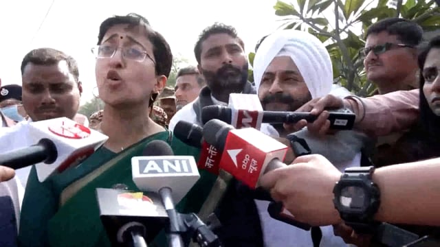 आतिशी ने कहा कि देश बाबा साहेब के संविधान से नहीं चल रहा है, बल्कि यहाँ बीजेपी की तानाशाही चल रही है। उन्होंने बताया कि राष्ट्रपति, संविधान के रक्षक होते हुए, हमारे ज्ञापन के माध्यम से हम अपनी बात रखना चाहते थे। लेकिन हमें राष्ट्रपति भवन तक पहुँचने से पहले ही कई किलोमीटर दूर रोक दिया गया।#politics