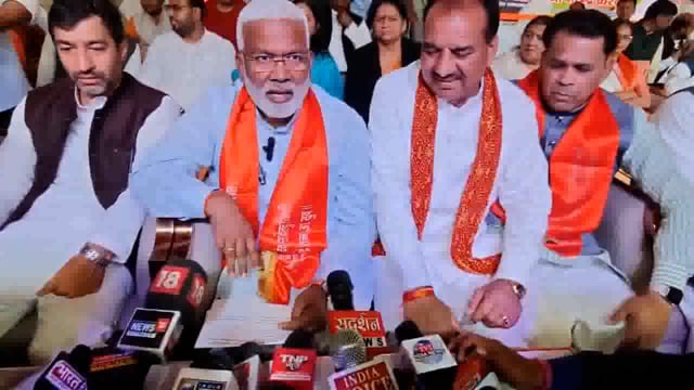 अमरोहा के रजबपुर थाना क्षेत्र के झनकपुरी में बीजेपी सांसद कवर सिंह तंवर ने सामूहिक विवाह कार्यक्रम का आयोजन किया, जिसमें 151 जोड़ों ने शादी की। 
#politics