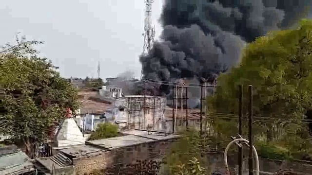 भोपाल के गोविंदपुरा इंडस्ट्रियल एरिया में स्थित एक केमिकल फैक्ट्री में आज सुबह भीषण आग#fair
