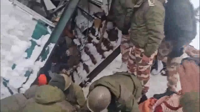 उत्तराखंड के चमोली जिले में हिमस्खलन की घटना में 4 लोगों की मृत्यु हो गई है। घटना के बाद, भारत-तिब्बत सीमा पुलिस (ITBP) के जवानों ने तुरंत बचाव अभियान शुरू किया है।#Rescue