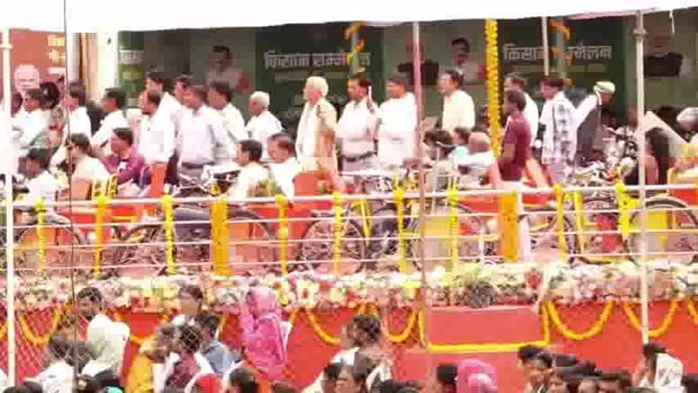 मध्यप्रदेश सरकार ने अगले 5 वर्षों में 2.50 लाख सरकारी नौकरियों का सृजन करने का लक्ष्य निर्धारित किया है। सरकार का उद्देश्य वर्ष 2028-29 तक प्रदेश के 70#politics