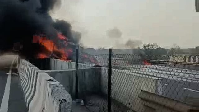 कानपुर के तालग्राम थाना क्षेत्र में लखनऊ-आगरा एक्सप्रेसवे पर एक ट्रक में आग #fair