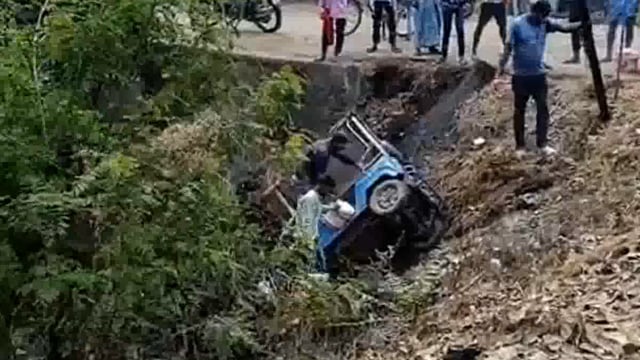 नौबतपुर के अमरपुरा गांव के पास पैसेंजर से भरा ई रिक्शा नहर में पलटी