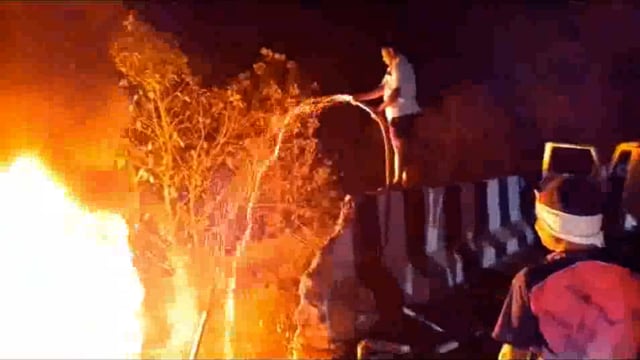 मुंबई गोवा महामार्गावर रात्री वाकेड घाटात  कंटेनर उलटला अपघातात ड्रायव्हर क्लिनर स्थानिक नागरिकांनी वाचवले अपघाता नंतर कंटेनरला भीषण आग. स्थानिक नागरिक आणि राजापूर अग्निशमन विभागाकडून आगीवर नियंत्रण मिळवले .