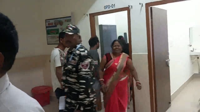 इलाज कराने आए मरीजों को अस्पताल के स्वास्थ्य कर्मियों ने लगाई डांट फटकार, समझाने बुझाने के बाद मामला हुआ शांत 