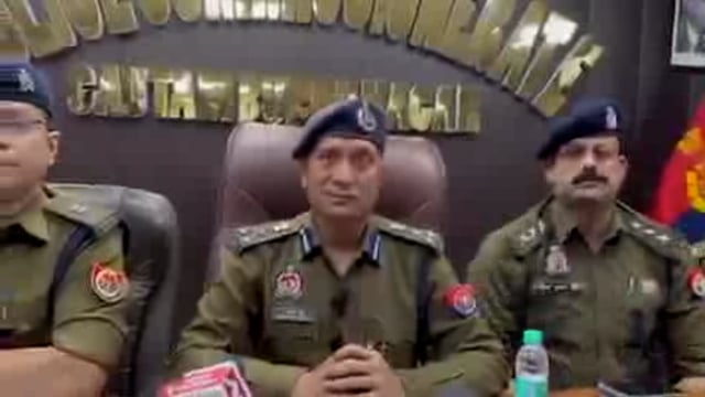 🚨 नोएडा: बिल्डर के घर में डकैती का मामला 🚨

💥 डकैती डालने वाले 4 बदमाशों को किया अरेस्ट
👨‍💼 नौकर ने साथियों के साथ मिलकर की थी डकैती
💰 करीब 60 लाख की नगदी और ज्वेलरी लूटे थे
🗺️ बिहार का गैंग मुंबई, दिल्ली, यूपी में करता था लूट
📍 आरोपी बिहार के मधुबनी का रहने वाला था
💵 पुलिस ने अभी तक करीब 10 लाख बरामद किए
🚔 सेक्टर 58 पुलिस ने आरोपी को किया अरेस्ट