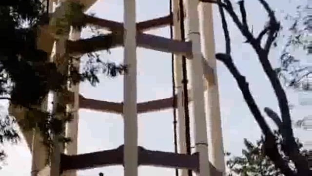 उत्तर प्रदेश के देवरिया में रेलवे स्टेशन परभणी पानी की टंकी पर चढ़ा युवक
- GRP पुलिस और स्थानीय लोगों की सहायता से युवक को नीचे उतारा