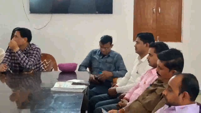 ग्रामीण पत्रकार एसोसिएशन की तहसील स्तरीय बैठक संगठन संरक्षक ए आर उस्मानी व जिलाध्यक्ष प्रदीप तिवारी की अध्यक्षता में ब्लॉक मुख्य तरबगंज के सभागार में संपन्न हुई।