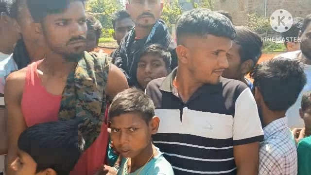 खुर्दकोल गांव में एक नव विवाहिता ने साड़ी के फंदे से झूल किया खुदकुशी। मृतका के पिता ने लगाया हत्या का आरोप।