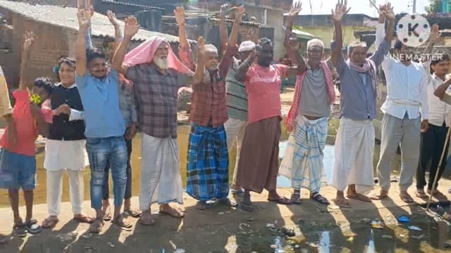 सुल्तानपुर गांव में गंदे नाले के पानी के जल जमाव से त्रस्त ग्रामीणों ने किया प्रदर्शन।
