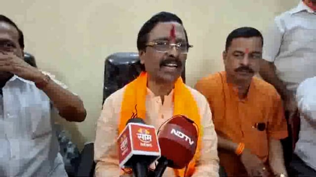 माजी खासदार विनायक यांची  रामदास कदम यांच्यावर टीका 
रामागडीने कोकणातून शिवसेना संपविण्याची कोल्हेकुई मारलेली आहे, त्याला आम्ही फार महत्व देत नाही अनेकांची चाटेगिरी करण्यात या रामागाड्याचे दिवस गेलेले आहेत असे भरपूर रामागडी आम्ही पाहिलेले आहेत कोकणातली शिवसेना उद्धवस्त करणारी जात औलाद या कोकणात जन्माला आलेली नाही