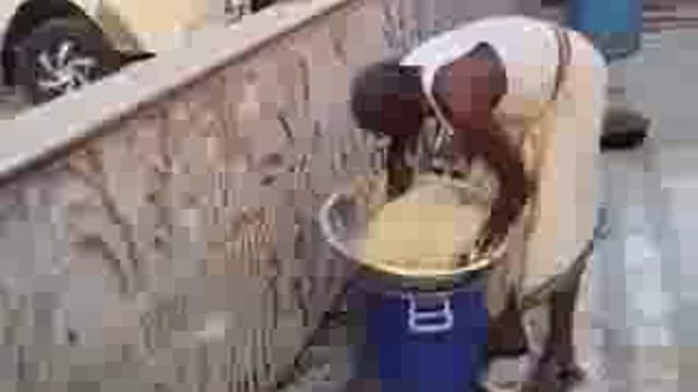 कानपुर : गंदे पानी से आटा गूंथा रोटी बनाकर लोगो को खिलाई कस्टमर पूछते रहे कर्मचारी मुस्कुराता रहा,आनंद गिरी महाराज 