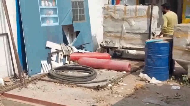 झांसी नवाबाद थाना क्षेत्र स्थित आनंद पेट्रोल पंप पर एक जोरदार धमाका हुआ जिससे हड़कंप मच गया धमाके की आवाज सुनकर लोग भागे