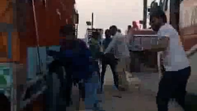 मिर्ज़ापुर के विंध्याचल थाना क्षेत्र के टोल प्लाजा पर टोल कर्मियों द्वारा ट्रक ड्राइवर और खलासी की पिटाई#crime