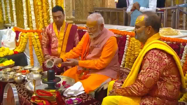 प्रधानमंत्री नरेंद्र मोदी ने 12 ज्योतिर्लिंगों में से पहले सोमनाथ मंदिर के दर्शन कर अपना संकल्प पूरा किया#politics