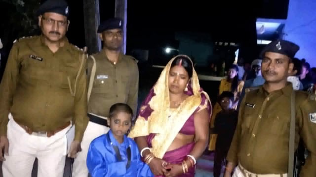 खोए हुए बच्चे को बरामद कर पुलिस ने उसके माता-पिता को सौंपा 