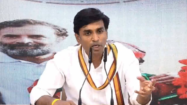 मध्य प्रदेश के राघोगढ़ में आज टंट्या मामा की प्रतिमा लगाने का कार्यक्रम था, लेकिन पुलिस और प्रशासन ने इसे रोक दिया। इस पर आदिवासी नेता विक्रांत भूरिया ने कड़ा विरोध जताते हुए सवाल उठाया कि क्या यह हमारे महापुरुषों का अपमान नहीं है
#politics