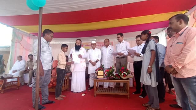 शासनाच्या शंभर दिवस कार्यक्रमांतर्गत रावेर तालुक्यात सावखेडा येथे शालेय विद्यार्थ्यांना सर्टिफिकेट वाटप करताना