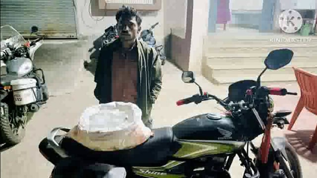 अमरपुर हटिया के समीप 10 लीटर देसी महुआ शराब एवं बाइक के साथ तस्कर गिरफ्तार।