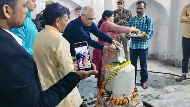 महाशिवरात्रि पर सरावन पहुंचे जिला जज पत्नी सहित भूरेश्वर महादेव का किया पूजन अर्चन 