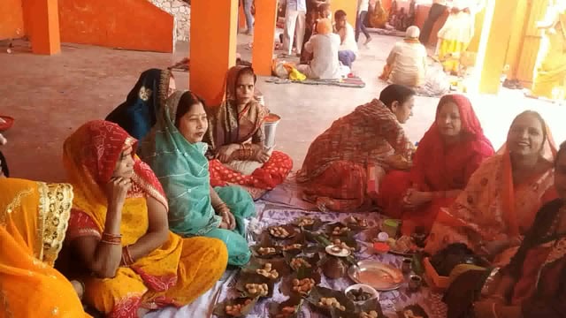 मां कालिका धाम में मनौती पूरी होने पर कौशल बन्धु ने 51महिलाओ की दुखदुरिया का आयोजन किया मां कालिका के जयकारे लगाए 