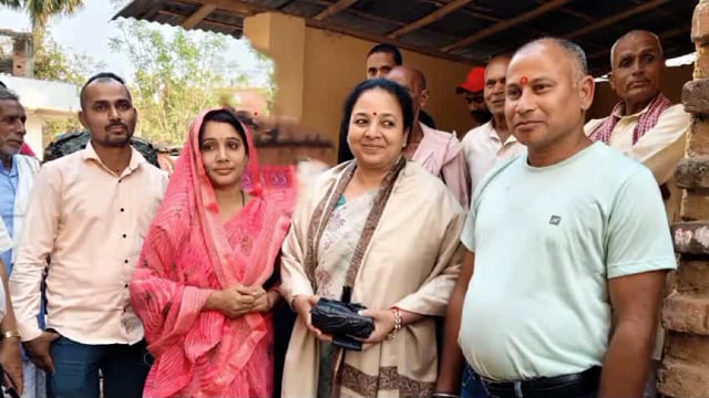 रोड नही बनने पर विधायक हुई जनता से रुबरू 