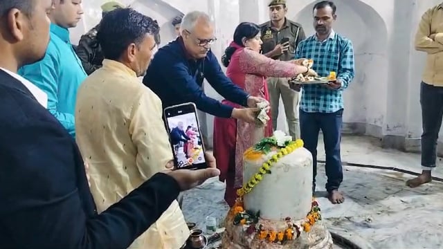 महाशिवरात्रि पर सरावन पहुंचे जिला जज पत्नी सहित भूरेश्वर महादेव का किया पूजन अर्चन 