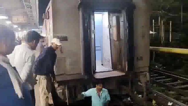 Uttar Pradesh: Puri-Anand Vihar Express (Nandan Kanan) divided into two pieces at PDDU Junction, Chandauli. #axident