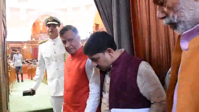 उत्तर प्रदेश विधानसभा के अध्यक्ष सतीश महाना ने विधानसभा सत्र के दौरान कुछ विधायकों द्वारा पान मसाला खाकर सदन में थूकने का मुद्दा उठाया। उन्होंने कहा कि इस तरह के कृत्य से सदन की मर्यादा का उल्लंघन हुआ है और इस पर कार्रवाई की गई है।#police